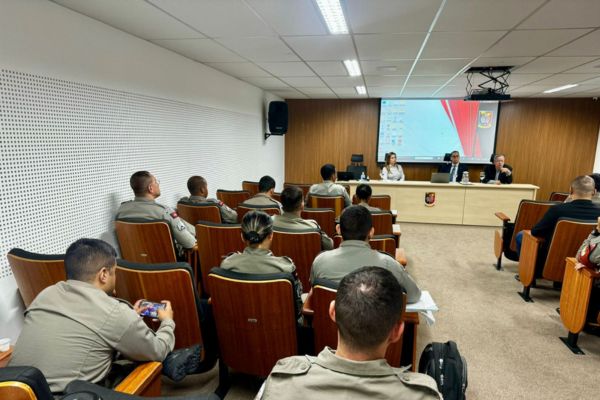 Alunos do curso de formação de sargentos da PM visitam Ncap