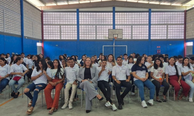 Mês da Mulher: Promotora ministra palestra para estudantes de Capim de Mamanguape