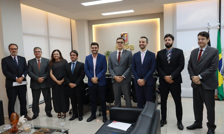 MPPB recebe relatório com dados sobre avanços na educação na Paraíba