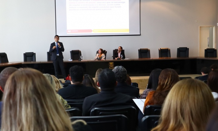 Palestrantes alertam para os riscos do ambiente digital para crianças e adolescentes