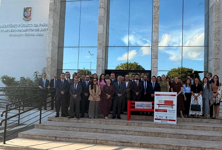 MPPB instala banco vermelho em CG como símbolo na luta conta o feminicídio