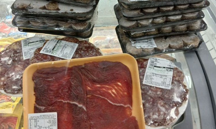 MP-Procon fiscaliza supermercado e produtos impróprios para o consumo são apreendidos