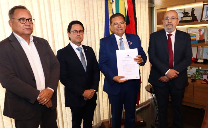  PGJ entrega PL que prevê aumento de assessores ao presidente da ALPB