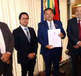  PGJ entrega PL que prevê aumento de assessores ao presidente da ALPB