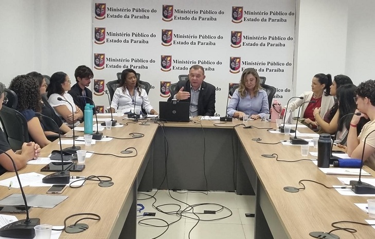 Alunos da UFCG conhecem atuação do Núcleo Psicossocial do MPPB