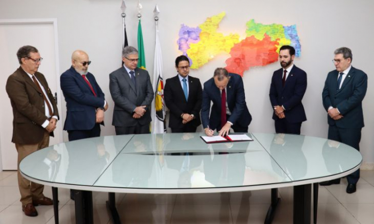 PGJ dá posse ao deputado Nilson Lacerda como conselheiro do FDD-PB