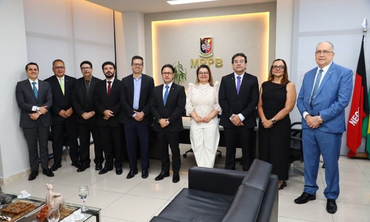 MPPB e MPF-PB reforçam parceria institucional em visita da procuradora-chefe ao PGJ