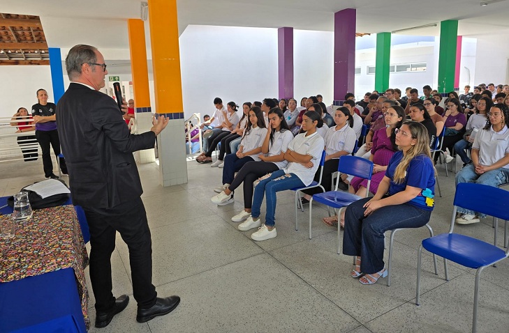 MPPB na escola: promotor faz alerta sobre uso de celulares por estudantes em sala de aula