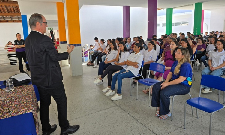 MPPB na escola: promotor faz alerta sobre uso de celulares por estudantes em sala de aula