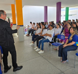 MPPB na escola: promotor faz alerta sobre uso de celulares por estudantes em sala de aula