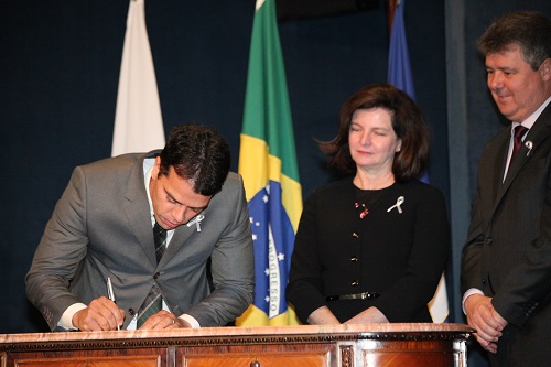 Assina pacto